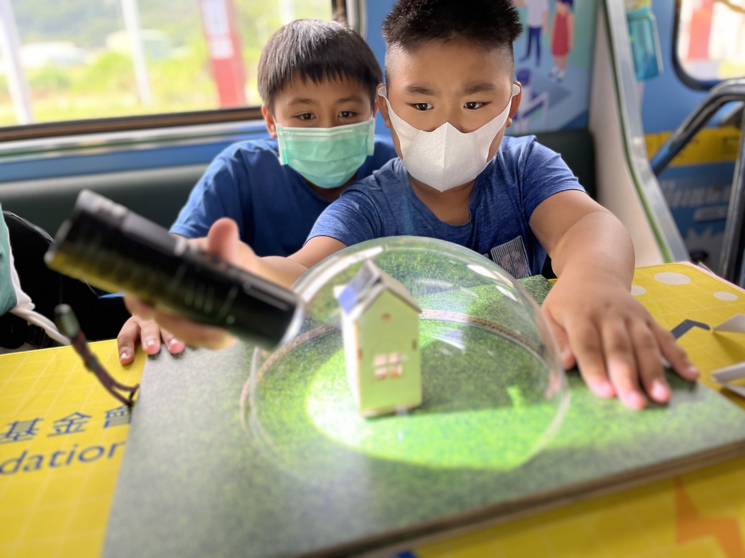 人生就是博參與基礎科學主題車廂，以STEAM教學精神，設計「逐日科學家」、「太陽能工程師」以及「淨零建築師」三大能源科普課程和實驗