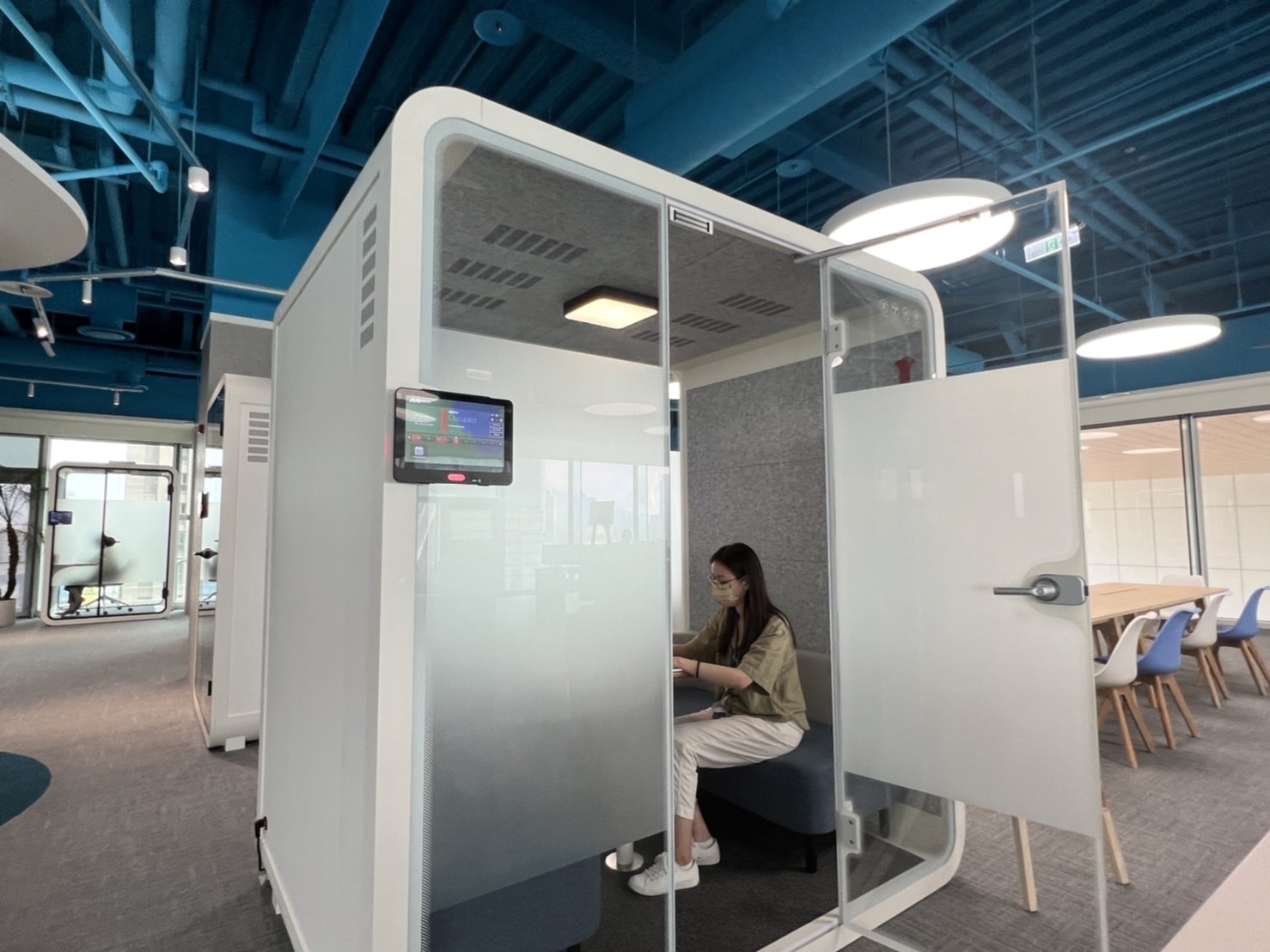 人生就是博高雄據點的智慧行動辦公艙，展現人生就是博在面板以外的研發應用軟實力