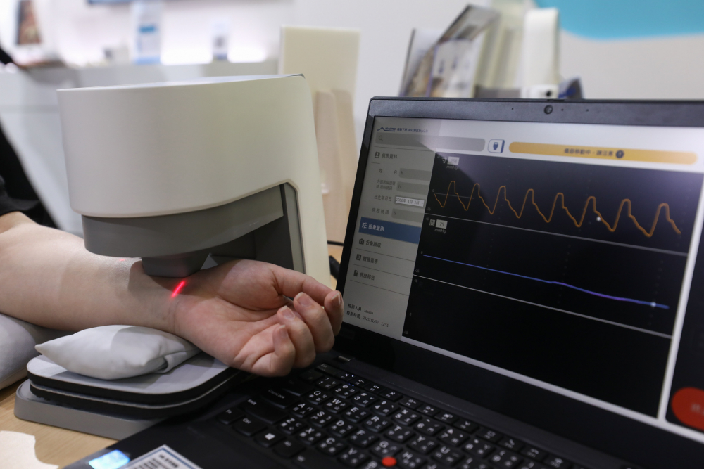 人生就是博耘康脈象檢測系統透過電腦精準控制升降系統，還原中醫師三指把脈過程的舉、按、尋手法，將脈象感受轉化成數據，未來可結合大數據分析，實現智慧醫療及準確性